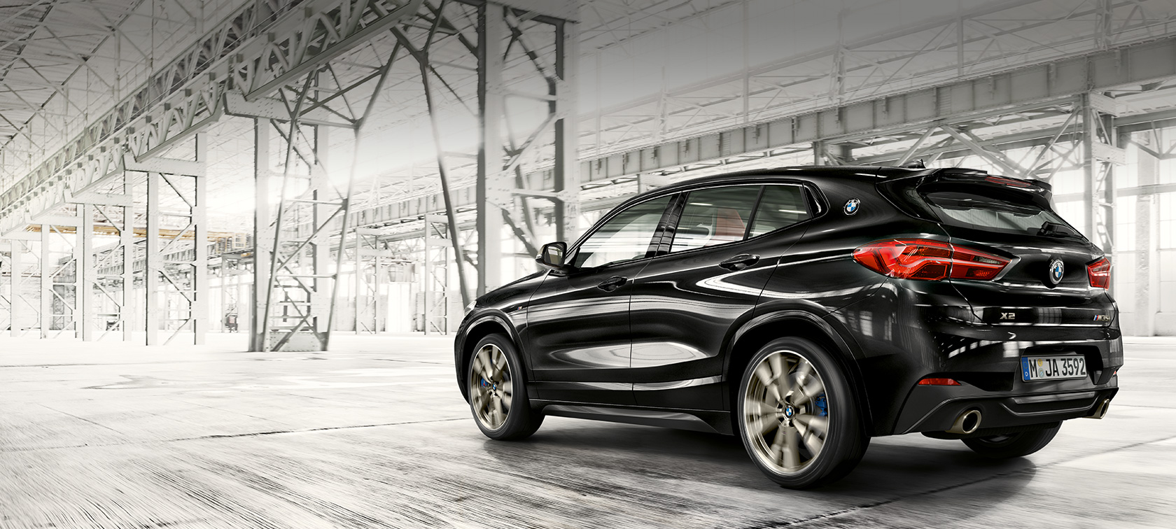 BMW X2 M35i vue de trois quarts arrière BMW X2 M35i Saphirschwarz metallic F39 vue de trois quarts arrière