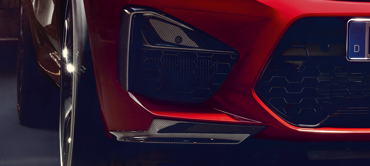 BMW X4 M Competition, appliques sur les prises d’air extérieures et Aeroblades en carbone. Extérieur de la BMW X4 M Competition en Toronto Rot metallic, pack extérieur M Carbon, appliques sur les prises d’air extérieures et Aeroblades en carbone.