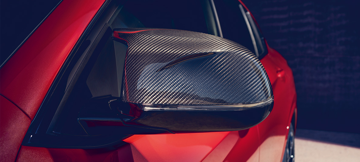 BMW X4 M Competition, coques des rétroviseurs en carbone. Extérieur de la BMW X4 M Competition en Toronto Rot metallic, pack extérieur M Carbon, coques des rétroviseurs en carbone.