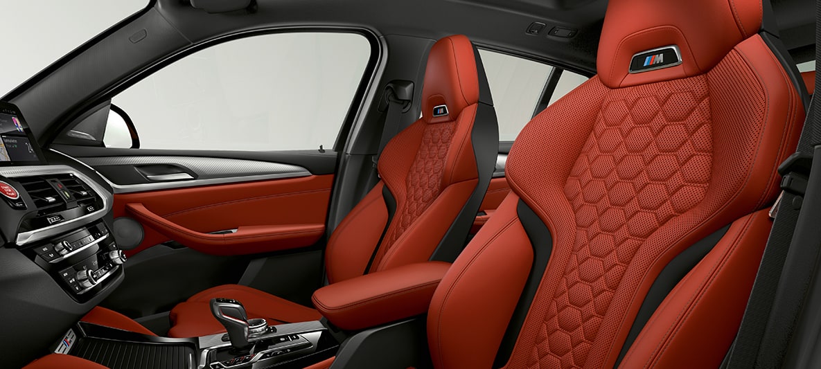 BMW X4 M, sièges sport en cuir Merino Sakhir Orange. Intérieur de la BMW X4 M, sièges sport en cuir Merino Sakhir Orange.