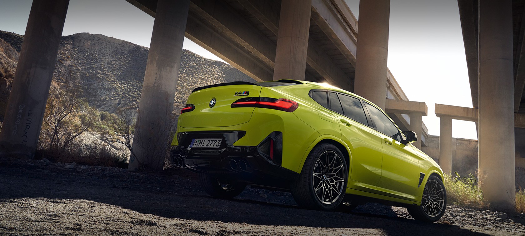 BMW X4 M Competition F98 LCI restylage 2021 vue de profil en stationnement BMW X4 M Competition F98 LCI Facelift 2021 BMW Individual Frozen Portimao Blau metallic, vue de profil à l’arrêt