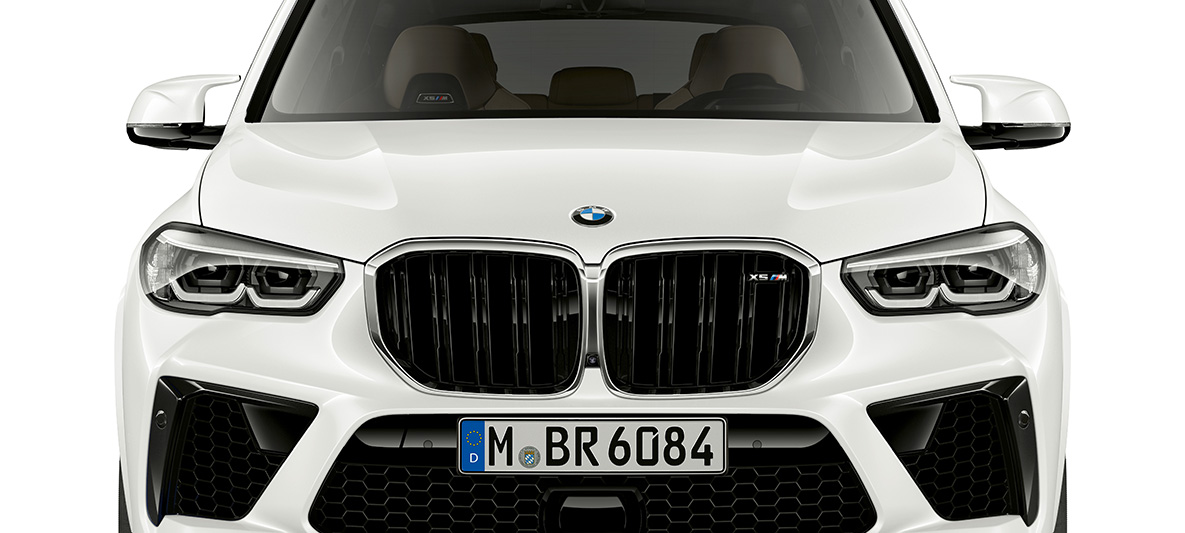 Partie avant de la BMW X5 M Naseaux M, BMW X5 M en Mineralweiß, F95, vue de face