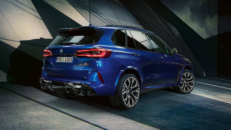 BMW X5 M Competition avec jantes BMW M en alliage léger F95 2020 SUV en Marina Bay Blau metallic, vue de profil