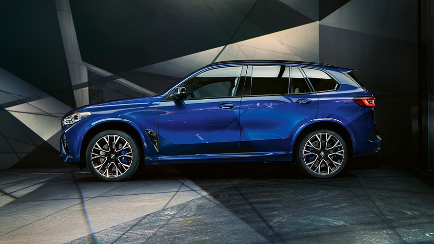 BMW X5 M Competition F95 2020 SUV en Marina Bay Blau metallic, vue de trois quarts arrière