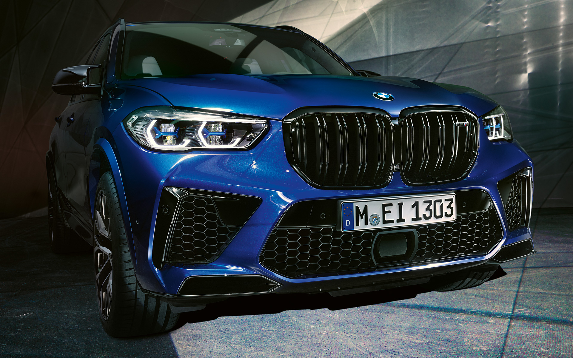Doubles naseaux M, BMW X5 M Competition F95 2020 en Marina Bay Blau metallic, vue de face en gros plan
