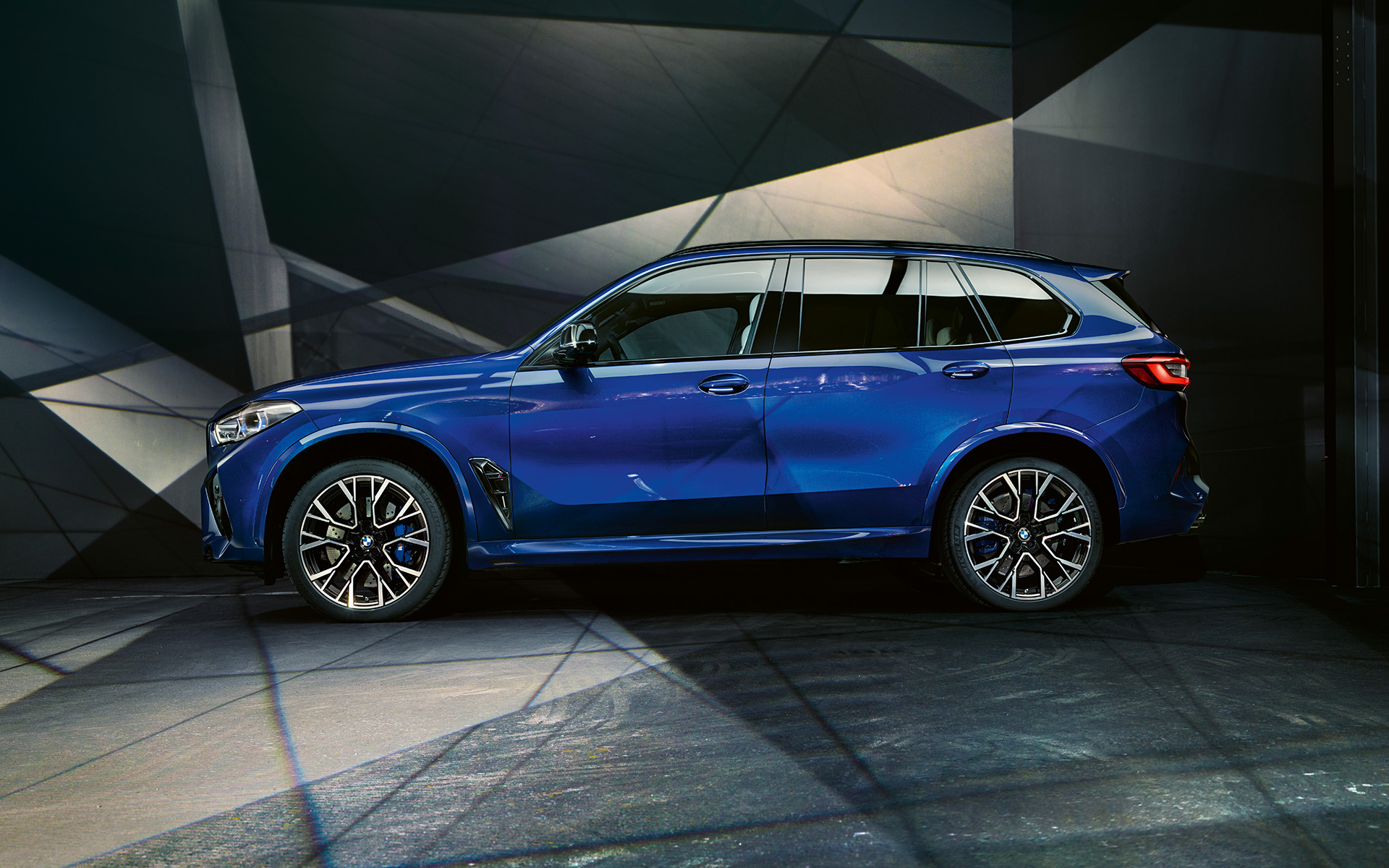 BMW X5 M Competition F95 2020 SUV en Marina Bay Blau metallic, vue de trois quarts arrière