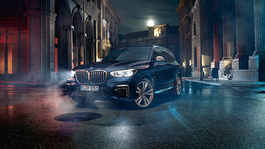 Phares avant avec éclairage laser X BMW X5 M50i et M50d G05 2018 SUV Carbonschwarz metallic vue de trois quarts avant