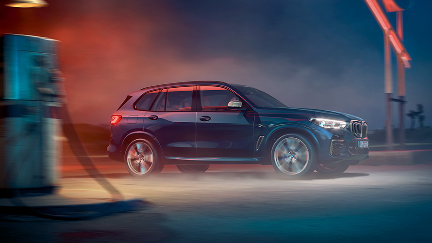 BMW X5 M50i et M50d G05 2018 SUV en Carbonschwarz metallic avec jantes BMW M en alliage léger, vue de profil