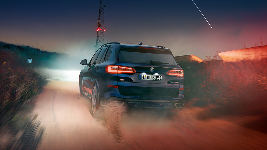 Vue arrière de la BMW X5 M50d avec becquet de toit M G05 2018 SUV en Carbonschwarz metallic