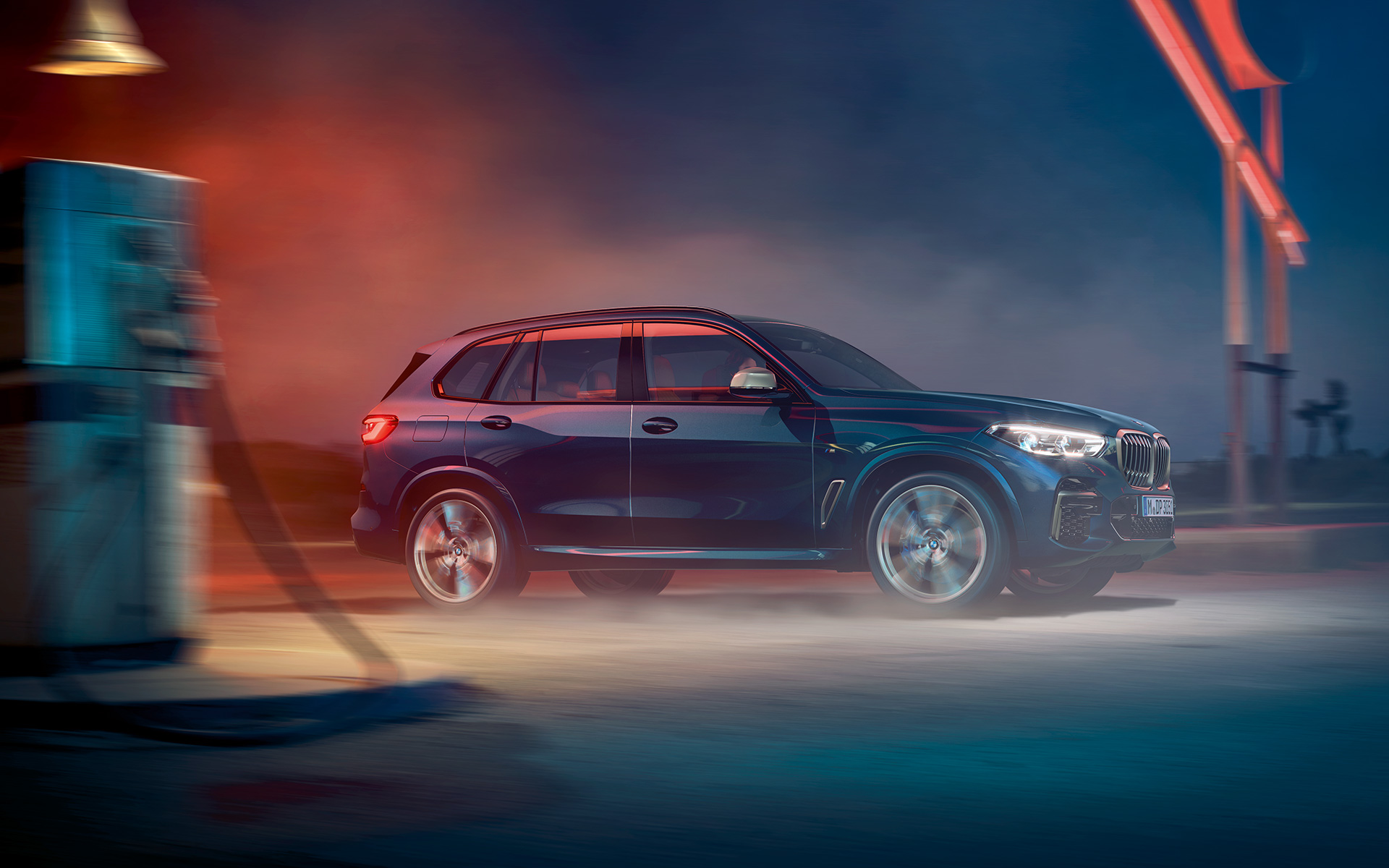 BMW X5 M50i et M50d G05 2018 SUV en Carbonschwarz metallic avec jantes BMW M en alliage léger, vue de profil