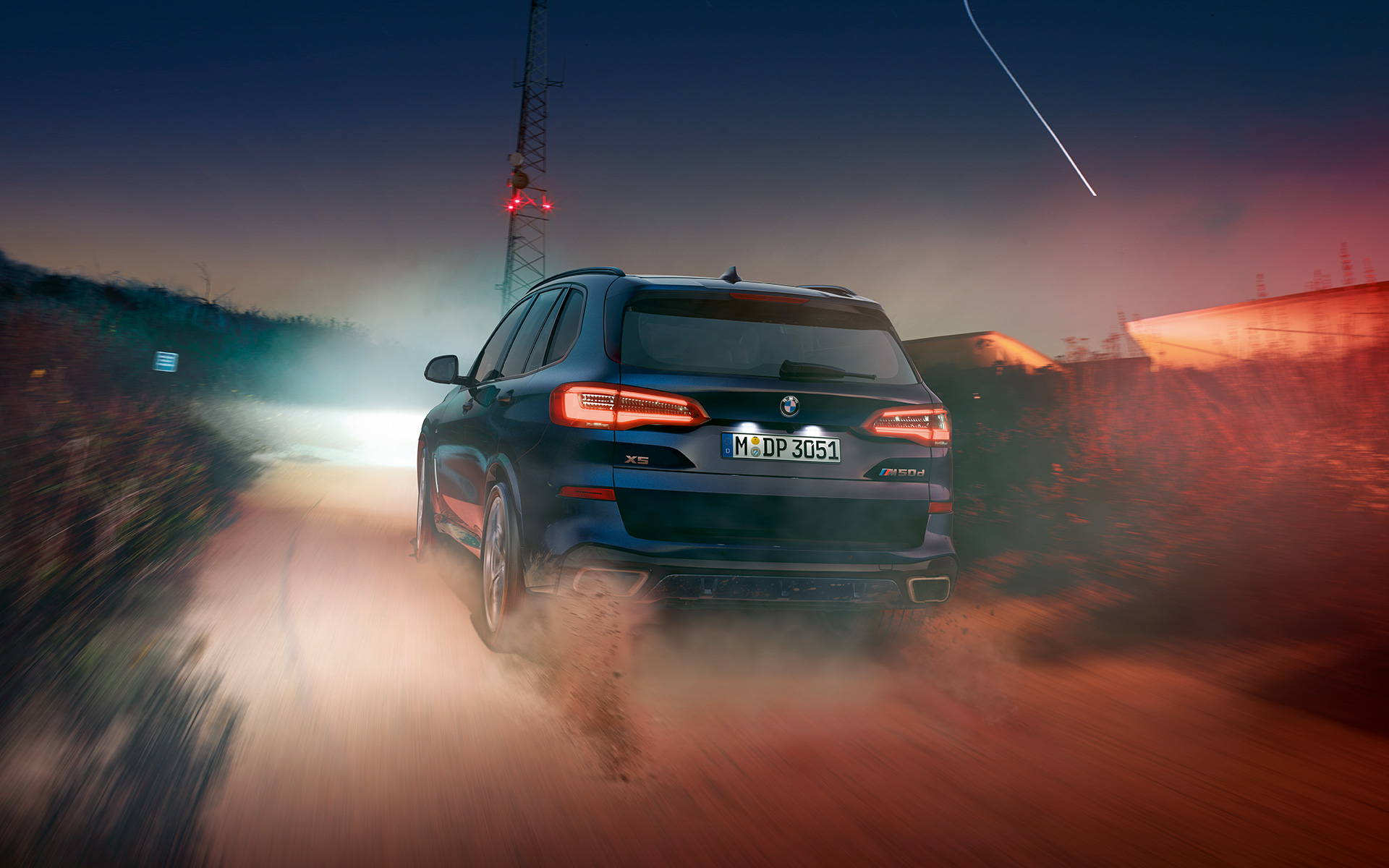 Vue arrière de la BMW X5 M50d avec becquet de toit M G05 2018 SUV en Carbonschwarz metallic