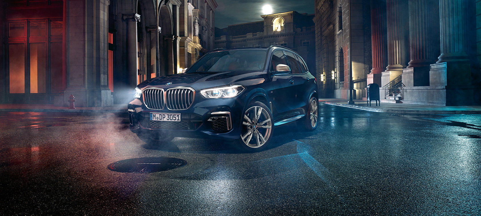 BMW X5 M50i et M50d vue de trois quarts avant G05 BMW X5 M50i et M50d G05 2018 SUV en Carbonschwarz metallic, vue de trois quarts face