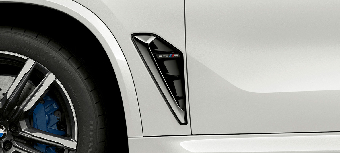 Ouïes M, BMW X5 M F95 Ouïes M, BMW X5 M en Mineralweiß, F95 2020 SUV, vue en gros plan