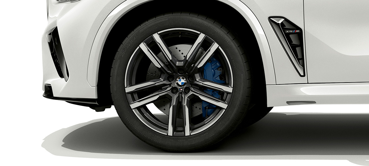 Jantes BMW M 21" en alliage léger, en exécution bicolore Orbitgrau, BMW X5 M F95 Jantes BMW M 21" en alliage léger, en finition bicolore Orbitgrau, BMW X5 M en Mineralweiß, F95 2020 SUV, vue en gros plan