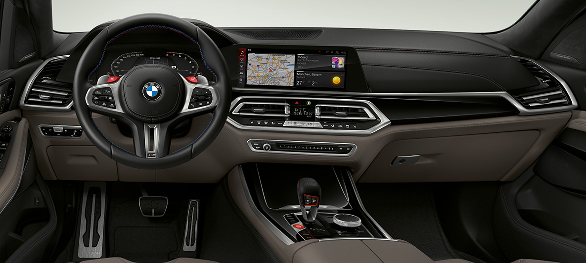 Volant M en cuir de la BMW X5 M F95 Volant M en cuir avec surpiqûres contrastées, BMW X5 M F95 2020 SUV, poste de conduite