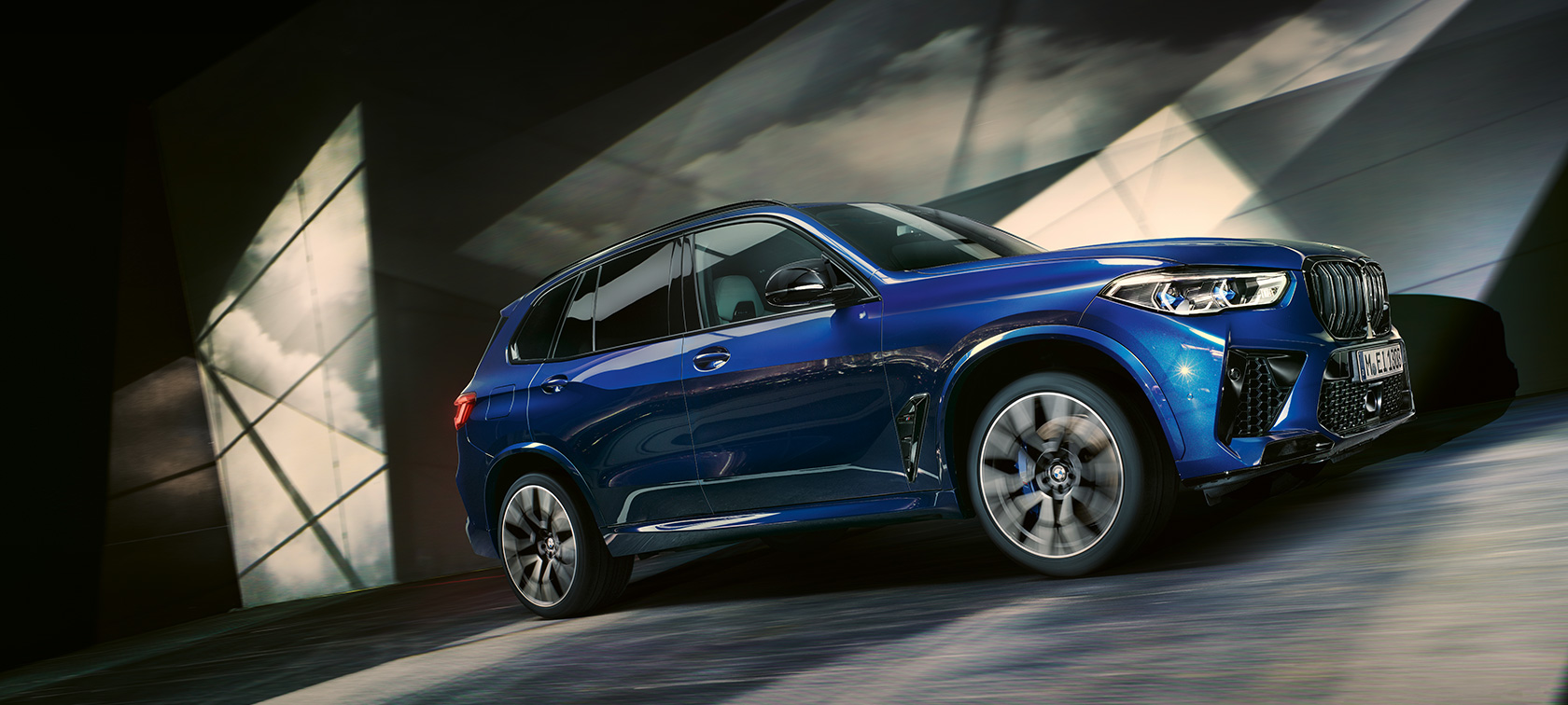 Voitures BMW X5 M F95 2020 SUV BMW X5 M Competition Marina Bay Blau metallic vue de trois quarts de profil vue en contre-plongée en mouvement