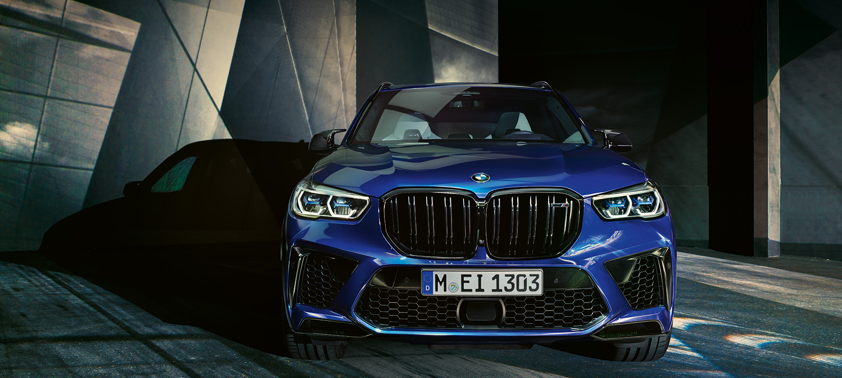 BMW X5 M Competition, vue avant F95 BMW X5 M Competition en Marina Bay Blau metallic F95 2020, vue avant
