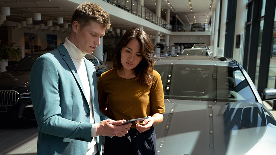 Le collaborateur de BMW conseille une cliente