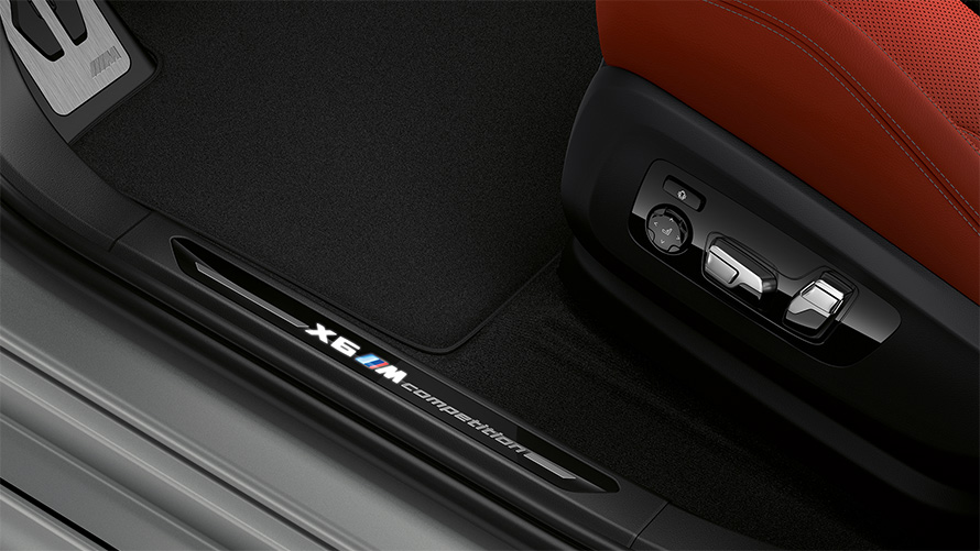 BMW X6 M Competition F96 2023, seuils de portes éclairés