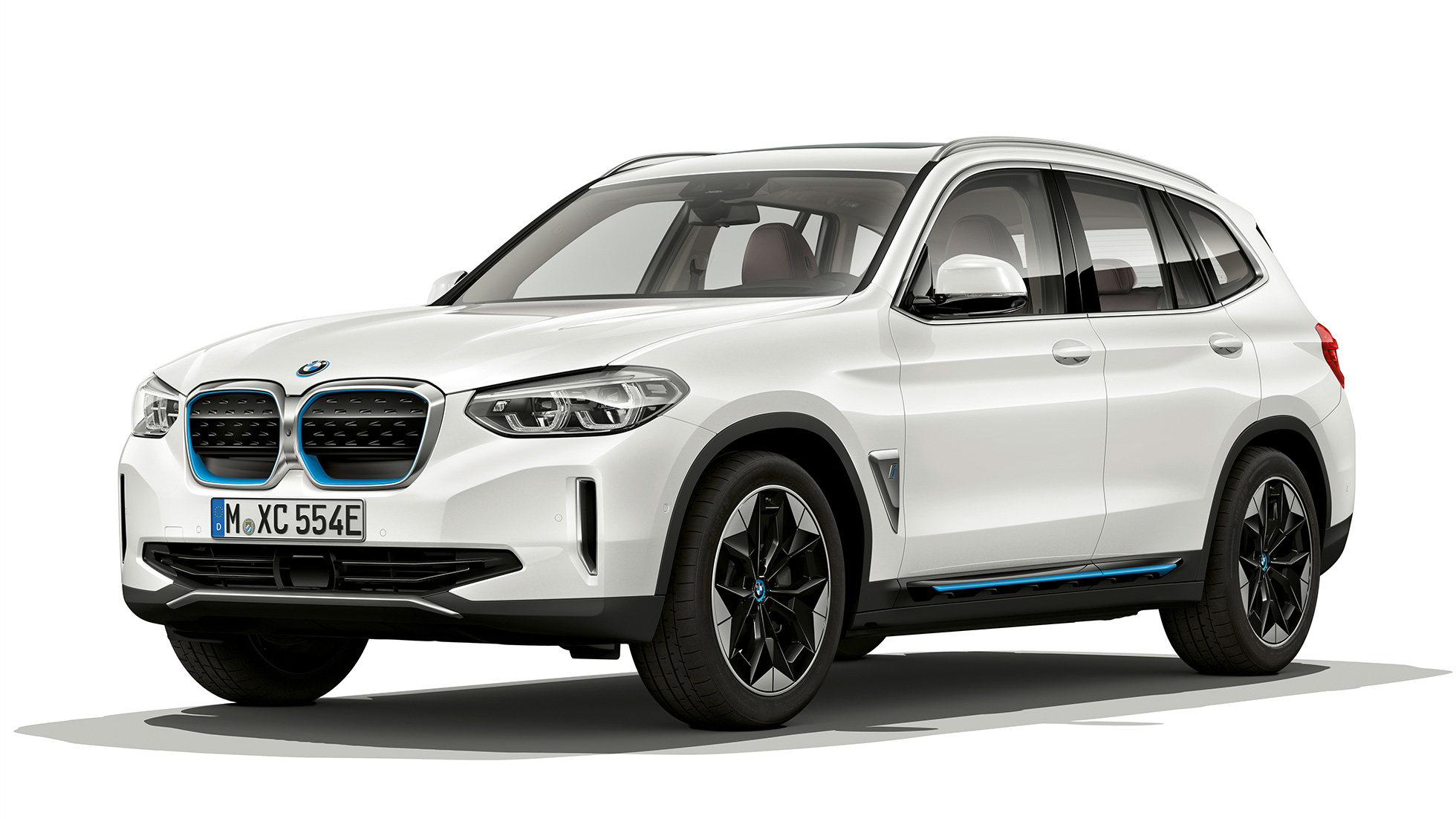 BMW iX3 G08, modèle "Impressive", vue de trois quarts avant BMW iX3 G08 2020, modèle "Impressive" en Mineralweiß metallic, vue de trois quarts avant