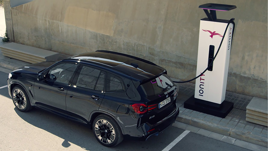 BMW iX3 G08 recharge publique High Power Charging vidéo BMW iX3 G08 2021 recharge publique High Power Charging vidéo