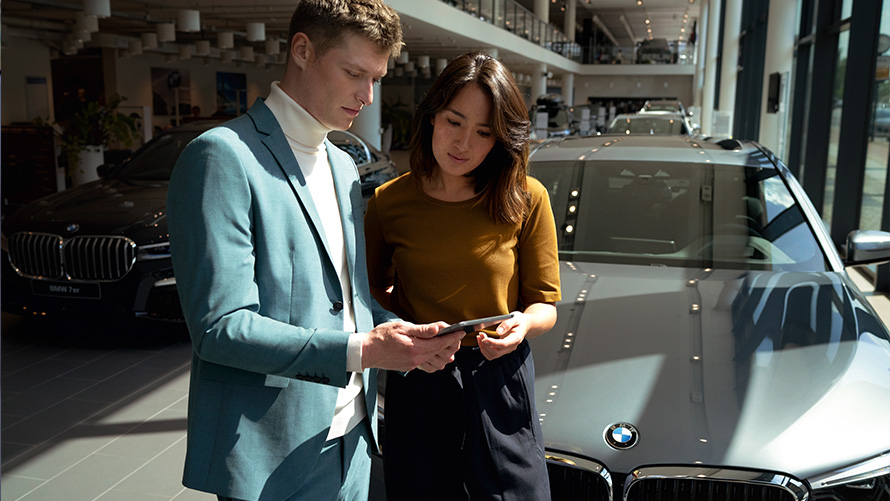 Le collaborateur de service BMW salue le client de la BMW iX3 G08 Le collaborateur de service BMW de la BMW iX3 G08 2021 salue les clients