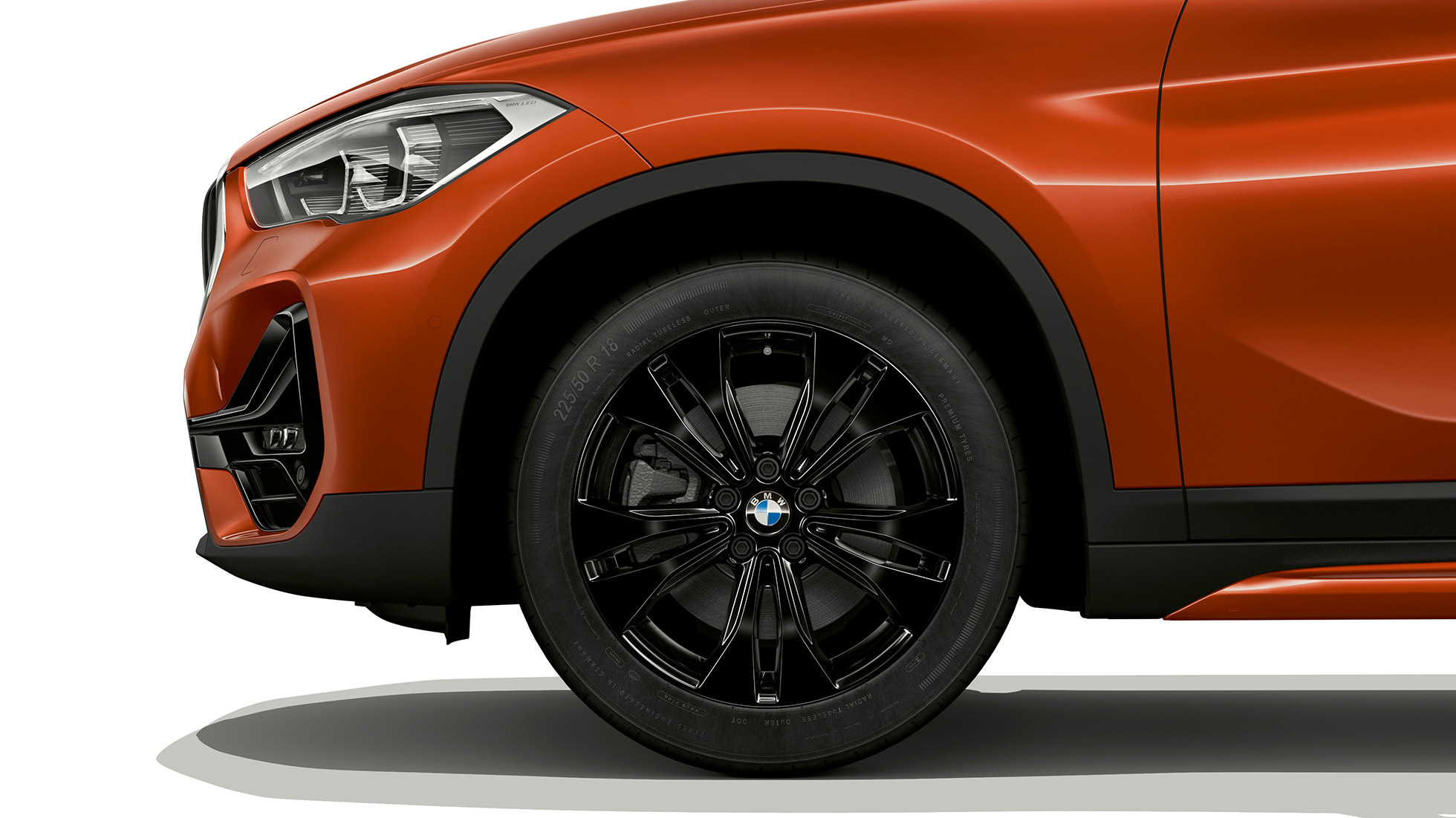 BMW X1, Modèle Sport Line, jante en alliage léger BMW X1, Modèle Sport Line, vue de profil avec gros plan sur jante en alliage léger
