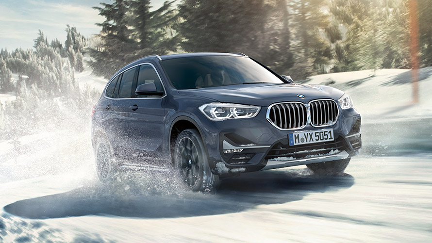 BMW X1 xDrive20i F48 LCI en BMW Individual Storm Bay metallic, en mouvement dans un paysage hivernal BMW X1 xDrive20i F48 LCI en BMW Individual Storm Bay metallic, en mouvement dans un paysage hivernal