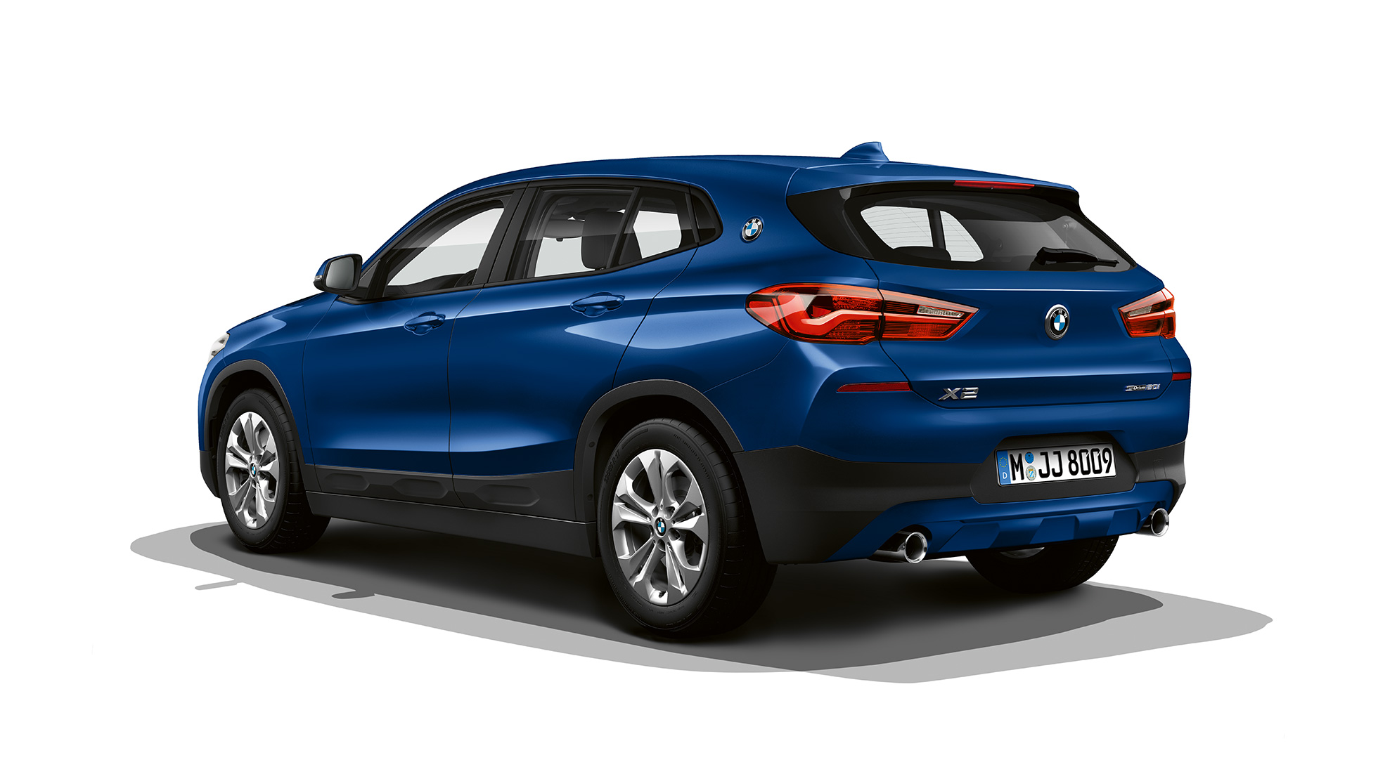 BMW X2 sDrive20i Modèle Advantage vue de trois quarts arrière BMW X2 sDrive20i Modèle Advantage 2018 F39 Mediterranblau metallic vue de trois quarts arrière