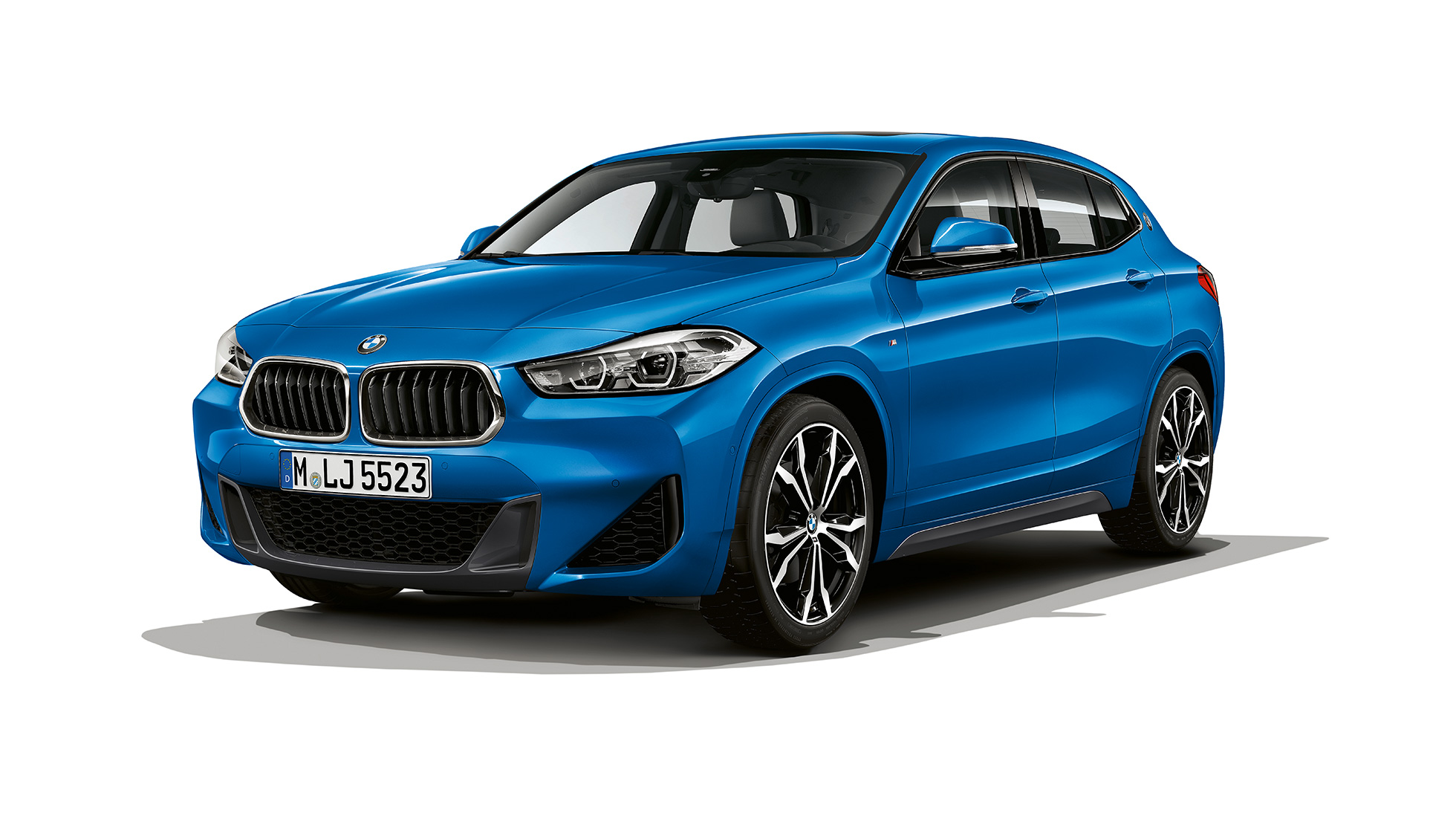 BMW X2 sDrive20i Modèle M Sport vue de trois quarts avant BMW X2 sDrive20i Modèle M Sport 2018 F39 Misano Blau metallic vue de trois quarts avant