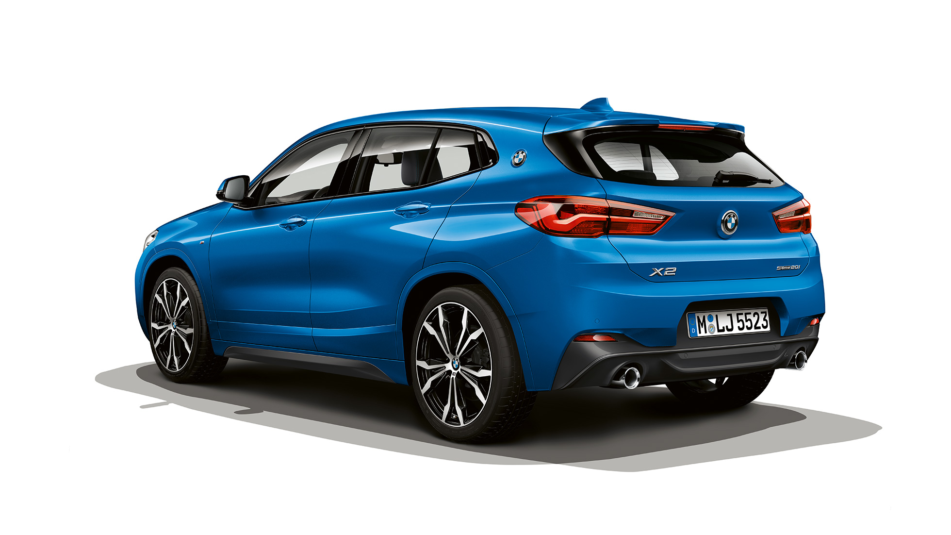 BMW X2 sDrive20i Modèle M Sport vue de trois quarts de profil BMW X2 sDrive20i Modèle M Sport 2018 F39 Misano Blau metallic vue de trois quarts de profil