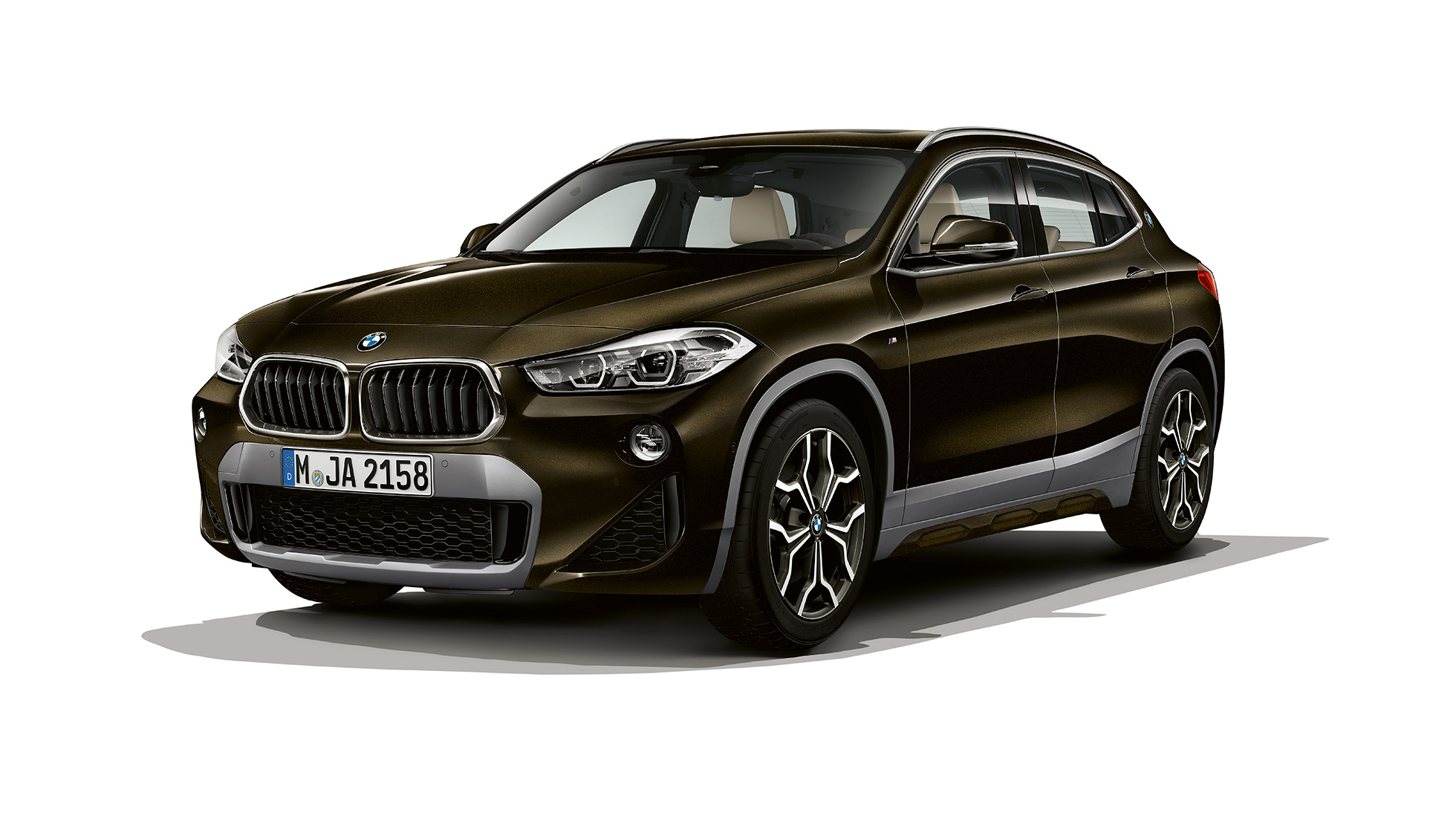 BMW X2 sDrive20i Modèle M Sport X vue de trois quarts avant BMW X2 sDrive20i Modèle M Sport X 2018 F39 en Sparkling Storm Brillanteffekt vue de trois quarts avant