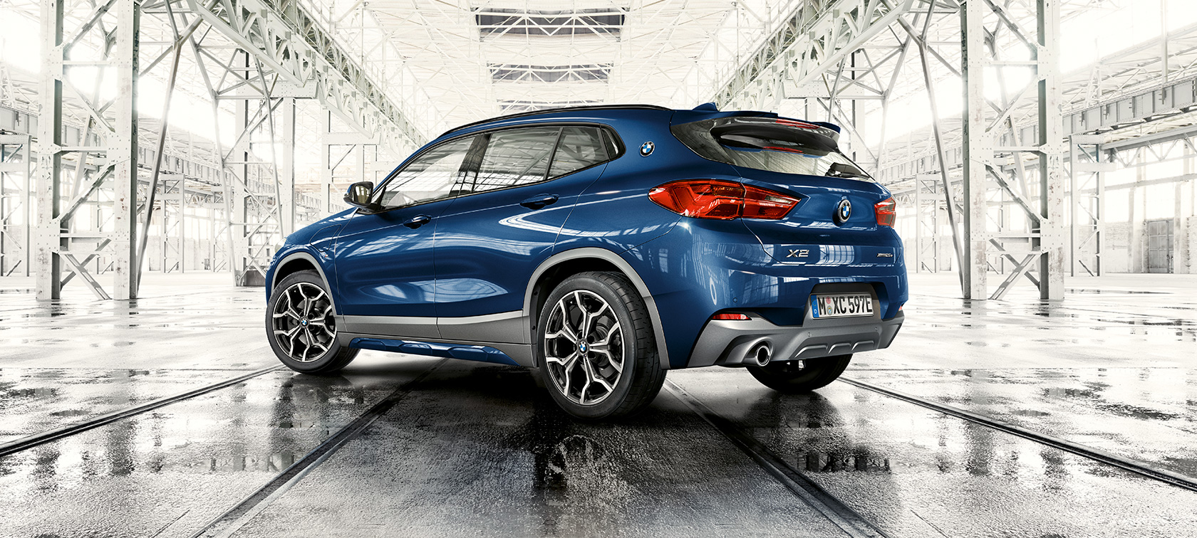 Vue de trois quarts avant de la BMW X2 xDrive25e BMW X2 xDrive25e Plug-in Hybrid F39 2020 vue de trois quarts avant