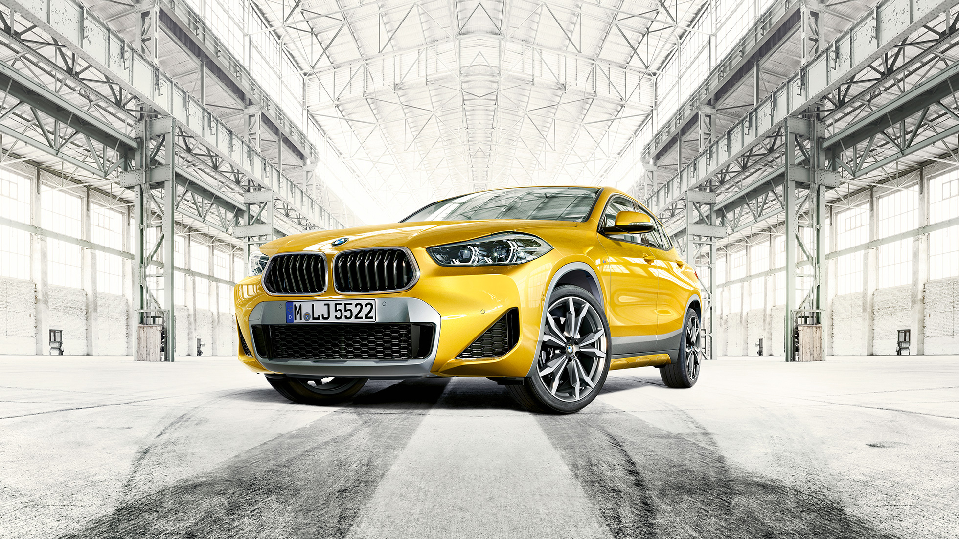 Vue de trois quarts avant de la BMW X2 F39 Vue de trois quarts avant de la BMW X2 2018 F39 Galvanic Gold metallic