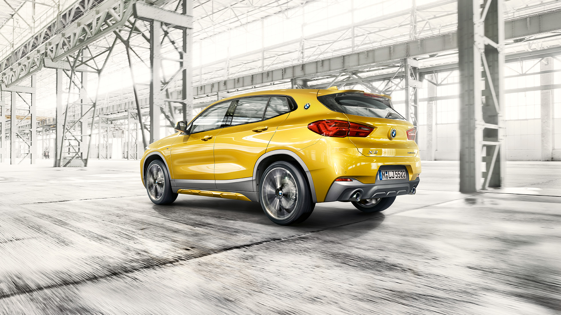 Vue de trois quarts de profil BMW X2 F39 BMW X2 2018 F39 Galvanic Gold metallic vue de trois quarts de profil