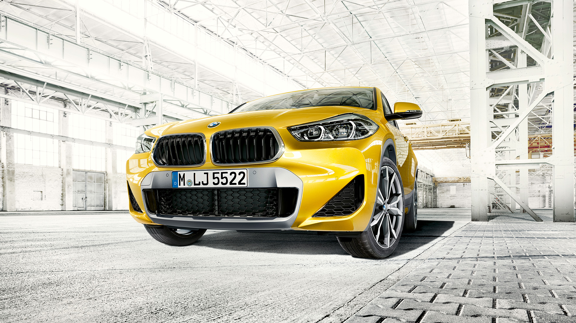 Doubles naseaux de la BMW X2 F39 BMW X2 2018 F39 Galvanic Gold metallic, vue avant des doubles naseaux