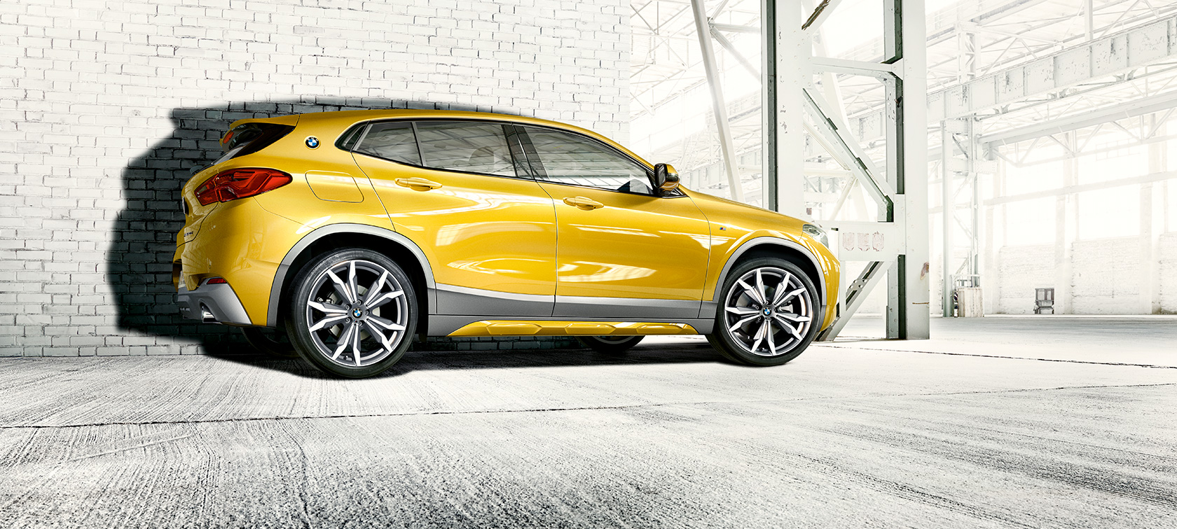 Vue de profil de la BMW X2 F39 Vue de profil de la BMW X2 2018 F39 Galvanic Gold metallic