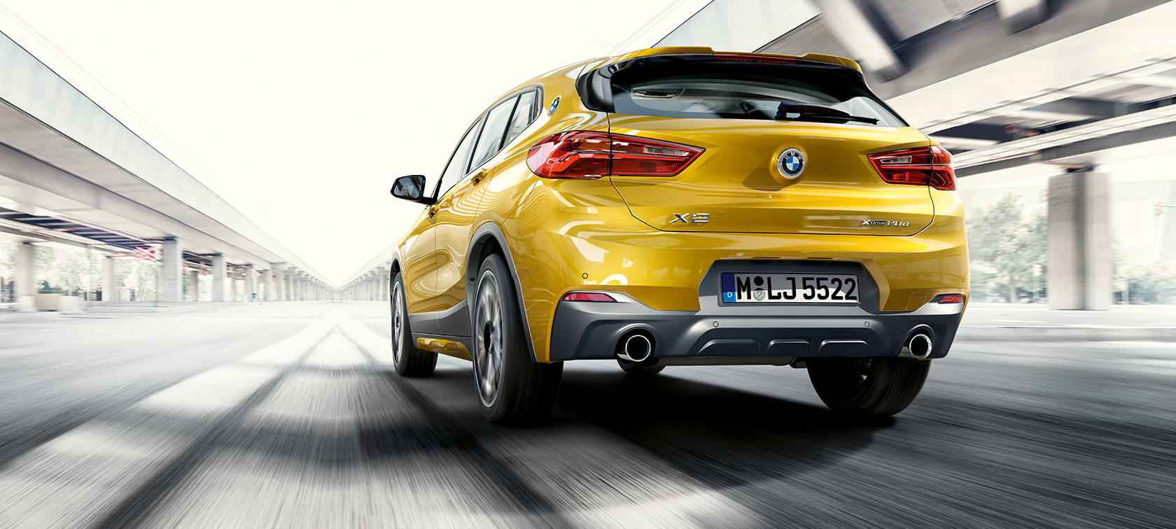 Vue arrière de la BMW X2 F39 Vue arrière de la BMW X2 2018 F39 Galvanic Gold metallic