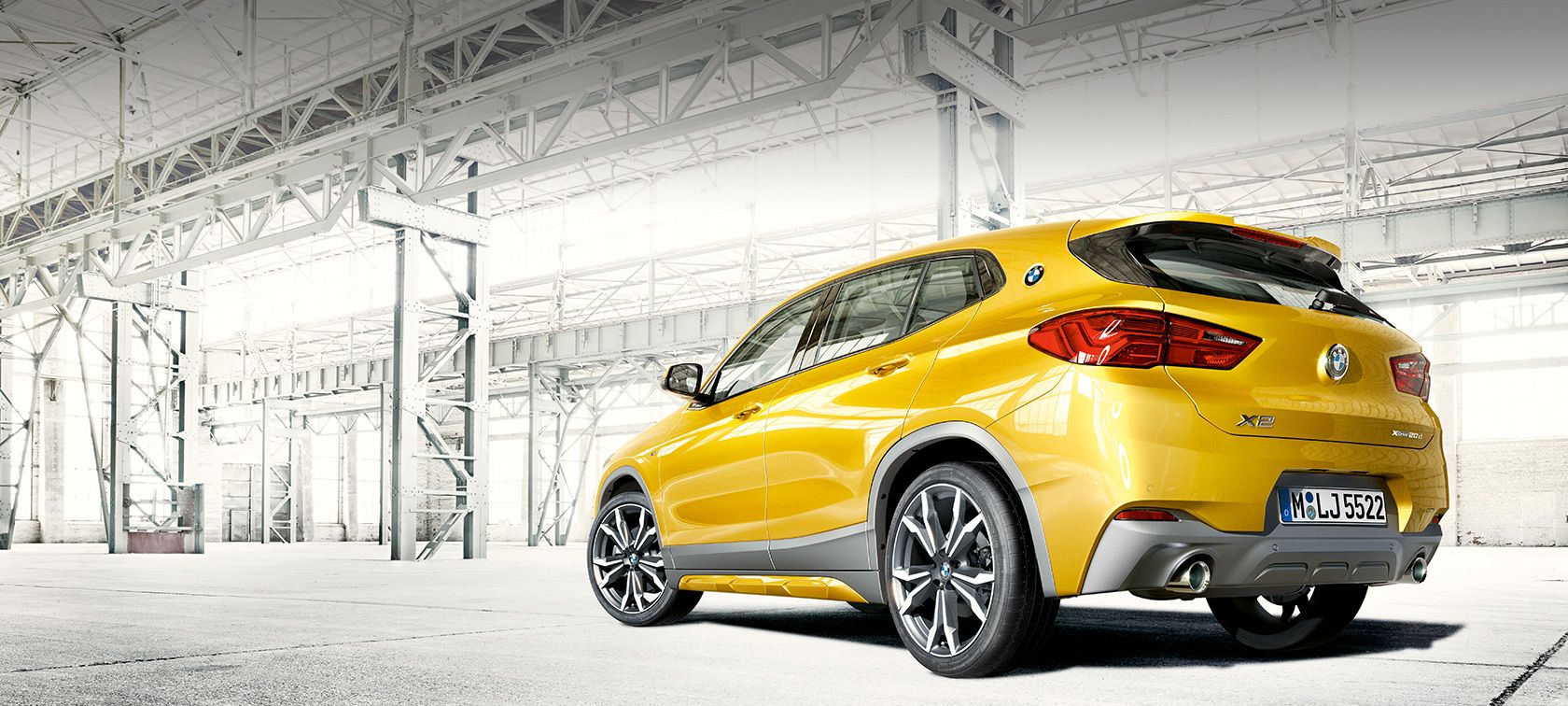 Vue de trois quarts de profil BMW X2 F39 BMW X2 2018 F39 Galvanic Gold metallic vue de trois quarts de profil