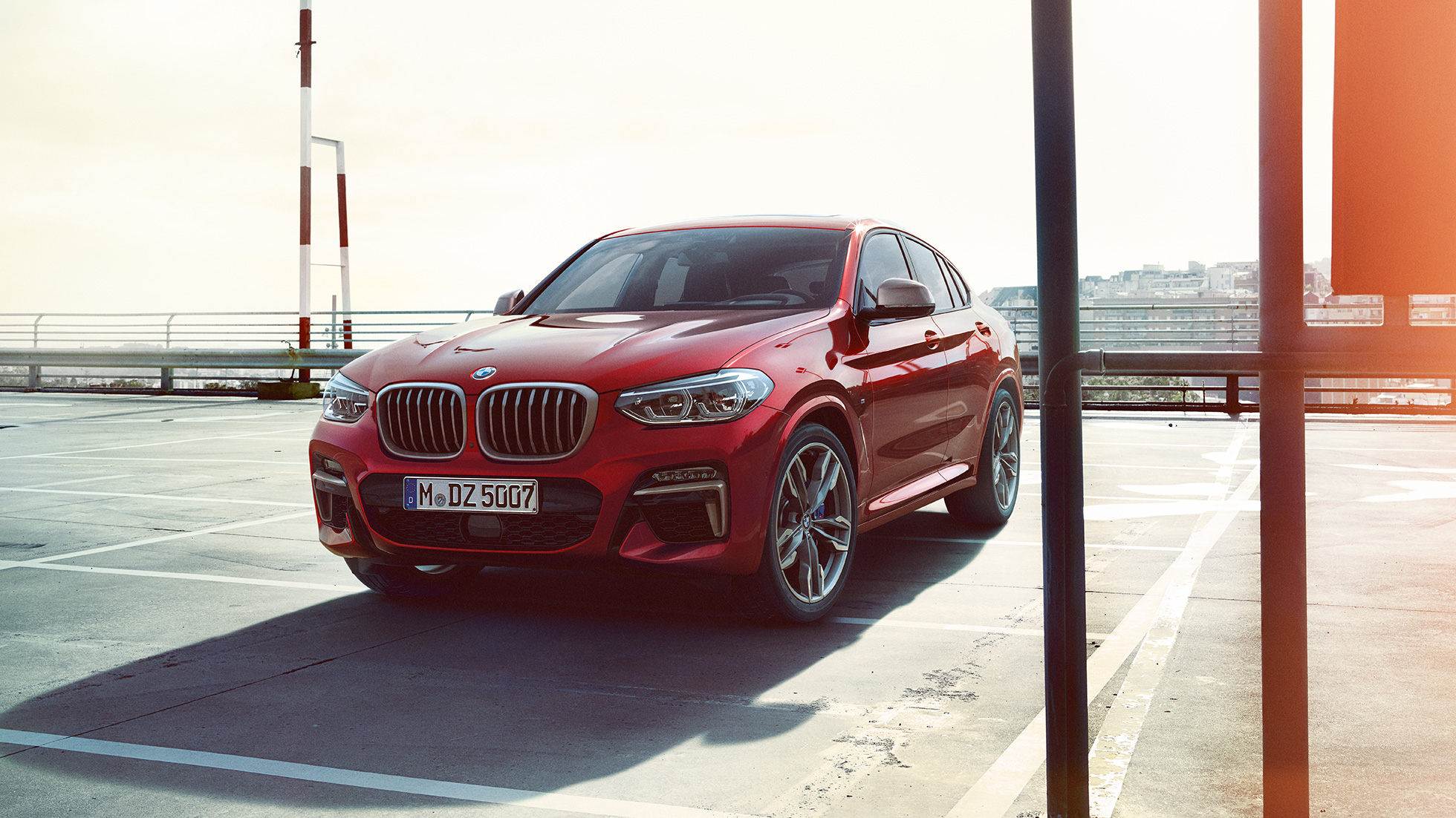 BMW X4 Extérieur BMW X4 M40i G02 2018 en Flamencorot Brillanteffekt Rot vue de trois quarts avant
