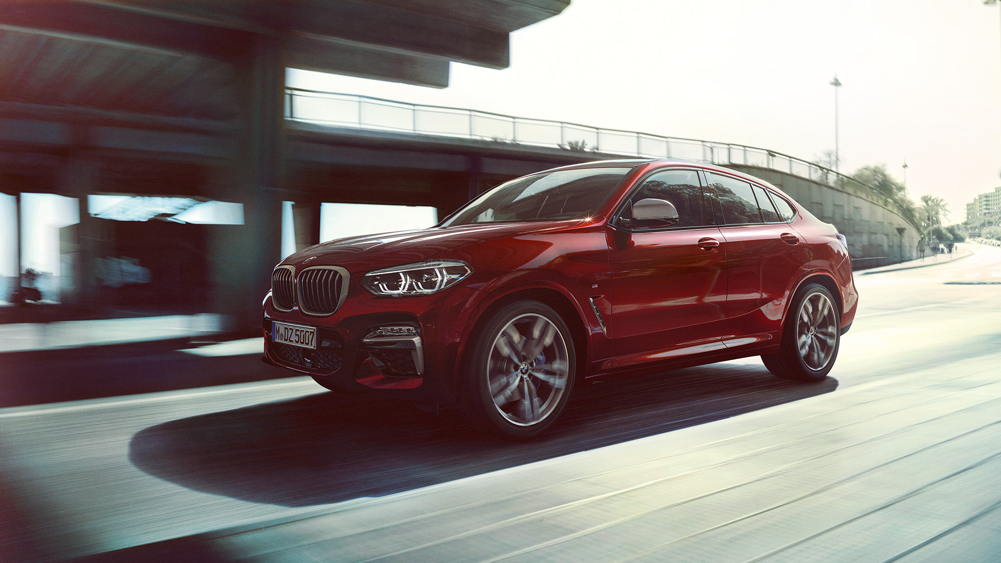 Avant dynamique de la BMW X4 BMW X4 M40i G02 2018 en Flamencorot Brillanteffekt Rot vue de trois quarts avant