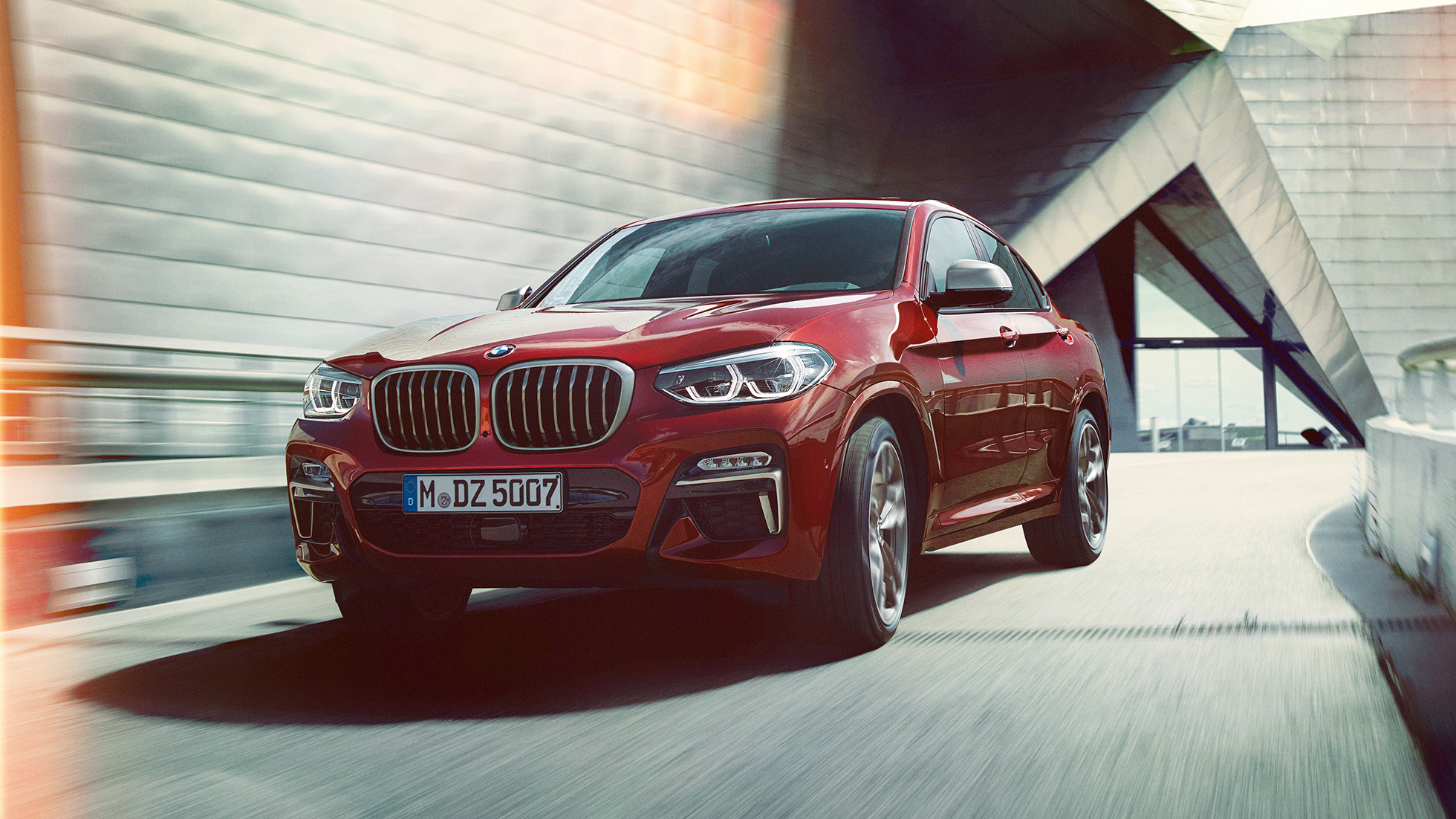 BMW X4 vue de trois quarts avant BMW X4 M40i G02 2018 en Flamencorot Brillanteffekt Rot vue de trois quarts avant