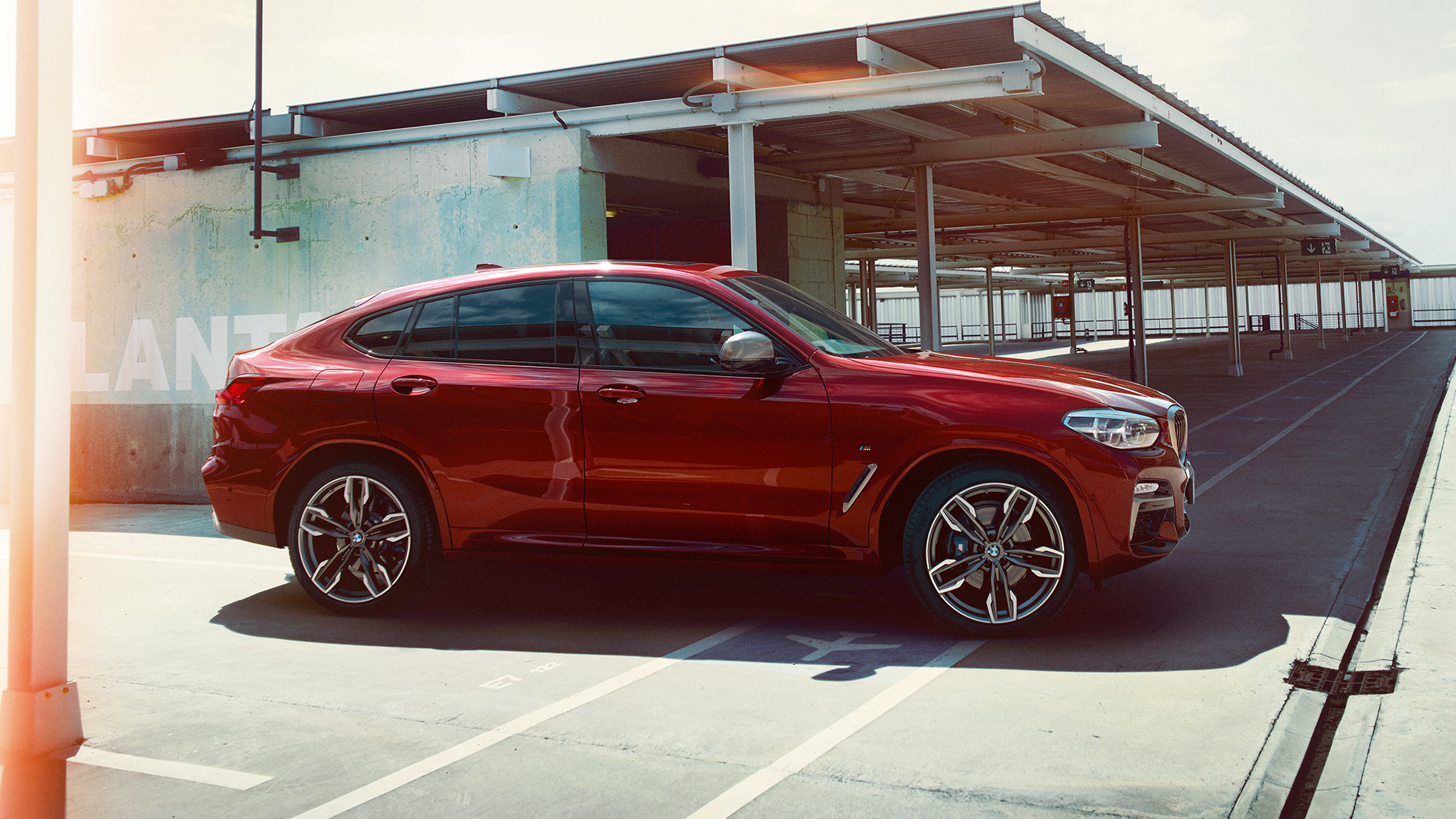 Silhouette sportive de la BMW X4 Silhouette sportive, BMW X4 M40i G02 2018 en Flamencorot Brillanteffekt Rot vue de profil