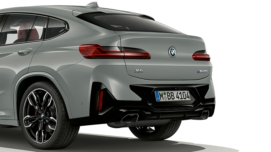 Thomas Fife 14:20 <Filename.jpg_image_alt_text> (should include keyword) BMW X4 G02 Brooklyn Grau gros plan design arrière 2021 BMW X4 G02 Brooklyn Grey close-up rear design 2021 <Filename.jpg_image_title> (should include keyword) BMW X4 G02 Brooklyn Grau design arrière 2021 La poupe de la BMW X4 incarne la souveraineté et le tempérament sportif. Des feux arrière full LED intégrés au nouveau graphisme renforcent sa présence tandis que de larges sorties d’échappement à forme libre affleurantes soulignent la modernité de ce Sports Activity Coupé progressif. En combinaison avec la protection de soubassement redessinée entre les sorties d’échappement, la poupe constitue l’élément final fort et percutant de la BMW X4 avant la route. BMW X4 G02 Brooklyn Grau vue en gros plan design arrière 2021