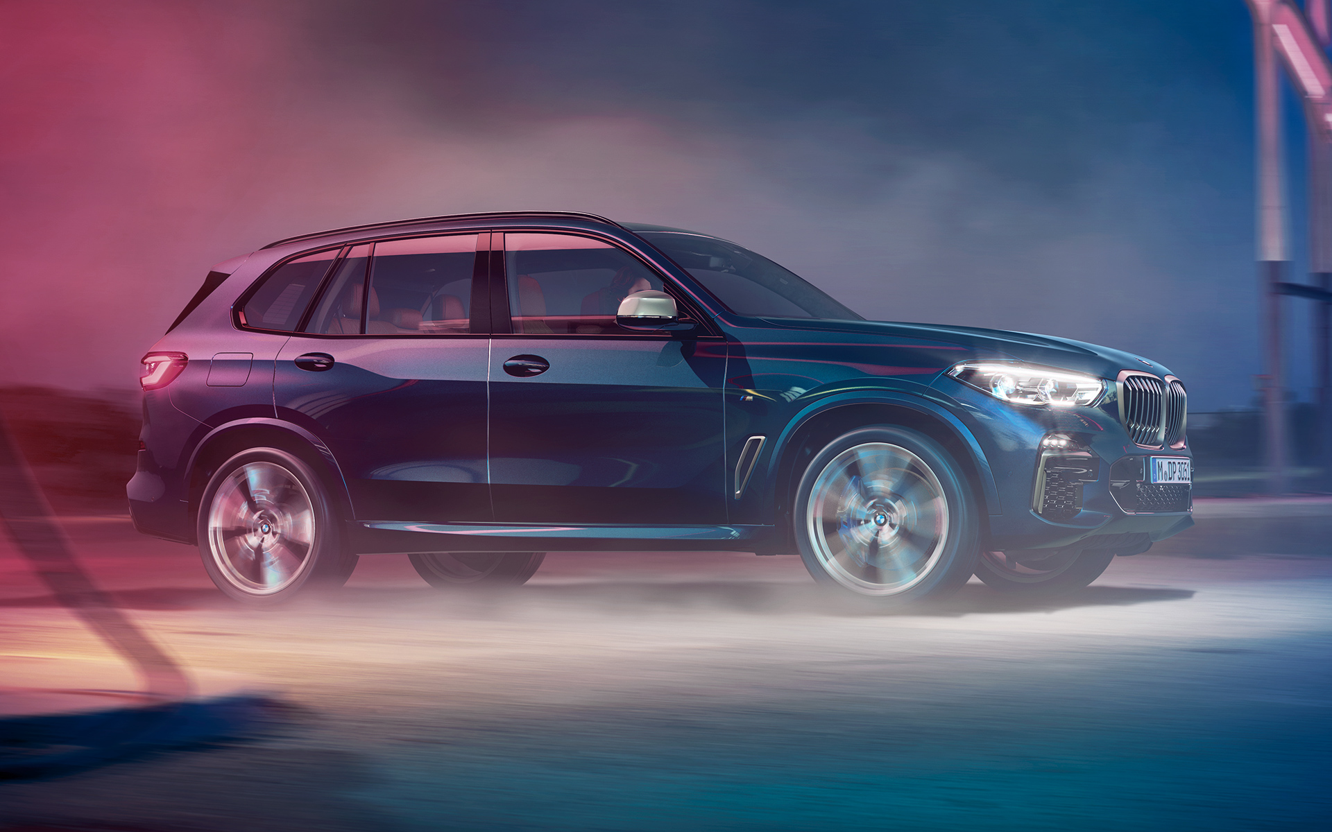 La BMW X5 M50d en action Prise de vue de la BMW X5 M50d, dans le décor d'une nuit métropolitaine