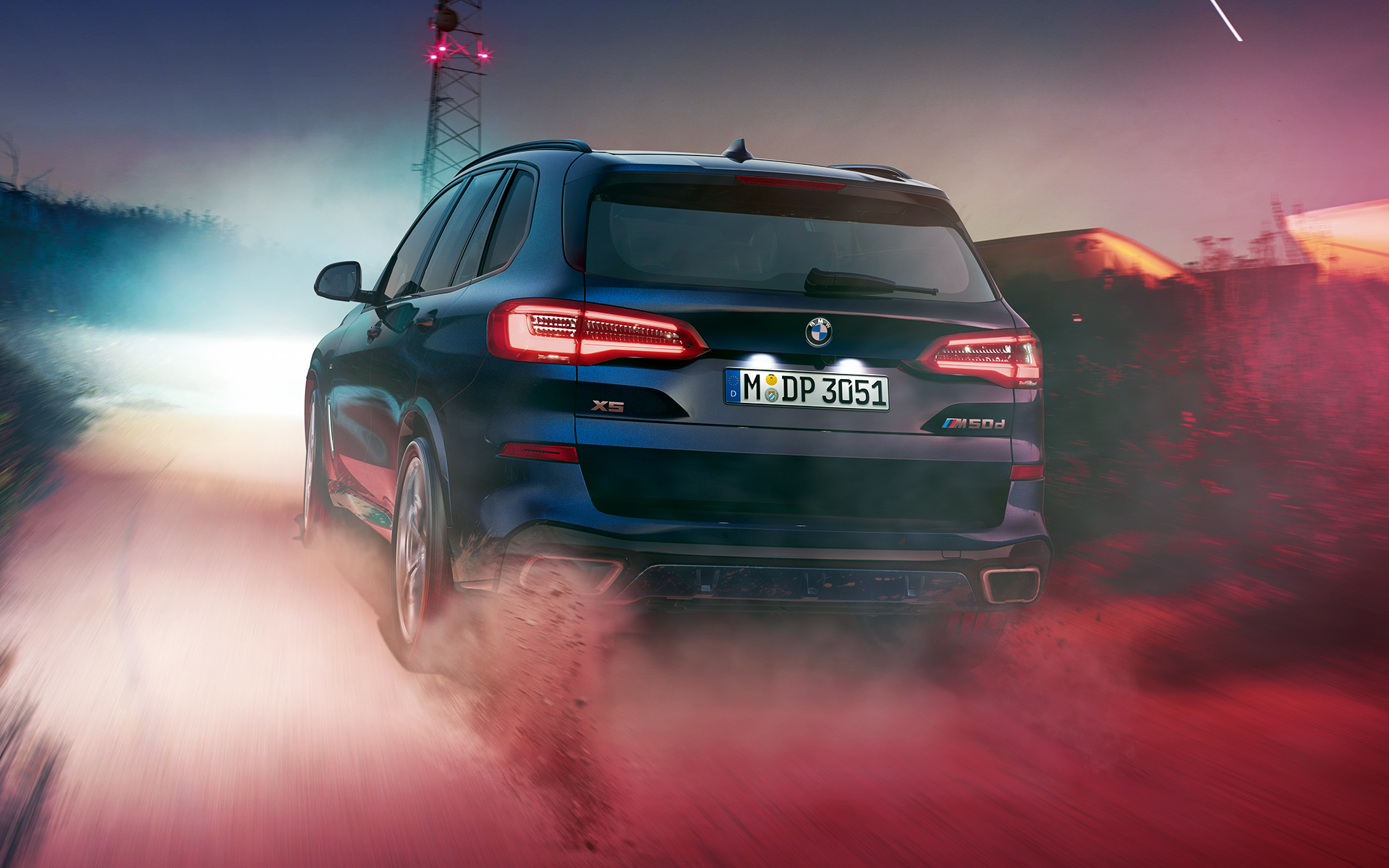 Arrière de la BMW X5 M50d Vue arrière de la BMW X5 M50d, dans un décor de nuit métropolitaine