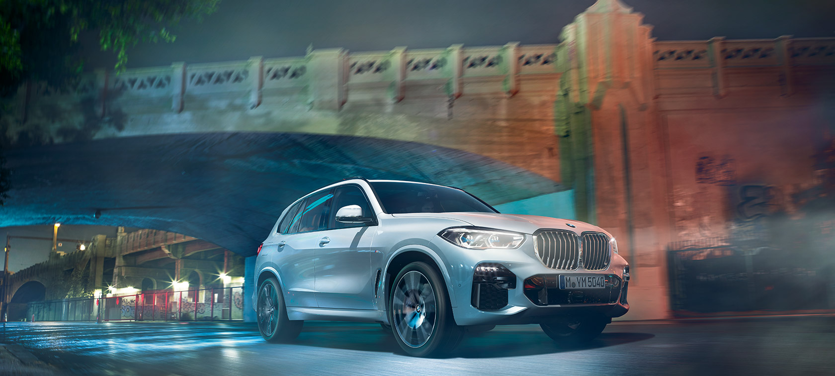 BMW X5 vue de trois quarts avant BMW X5 G05 2018 en Mineralweiß metallic vue de trois quarts avant en marche, de nuit