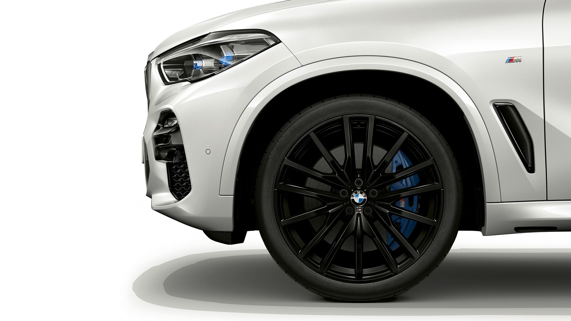 Modèle M Sport de la BMW X5 xDrive40i, vue de profil avant avec jantes Modèle M Sport de la BMW X5 xDrive40i G05 2018 en Mineralweiß metallic, vue de profil avant avec jantes