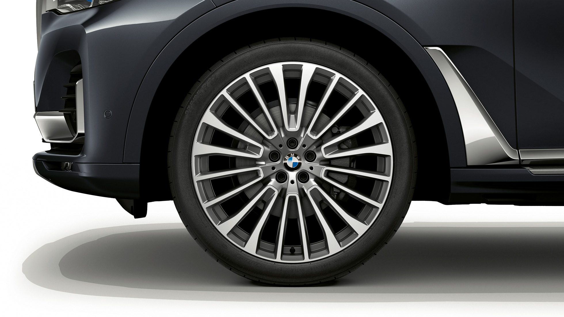 BMW X7, jante en alliage léger en design Pure Excellence Gros plan d’une jante en alliage léger de la BMW X7 avec l’équipement du design Pure Excellence