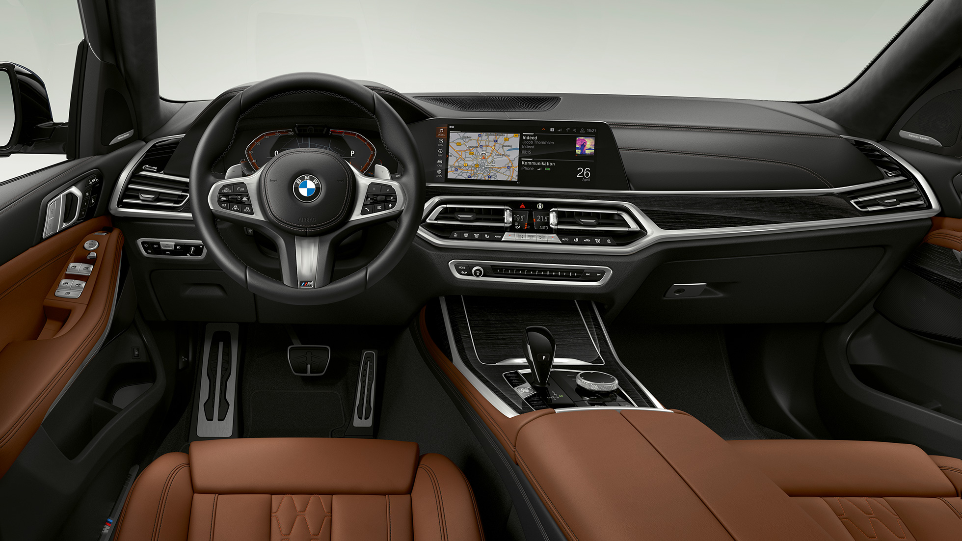BMW X7, poste de conduite du Kit M Sport Gros plan de face du poste de conduite côté conducteur de la BMW X7, dotée de l’équipement du Kit M Sport